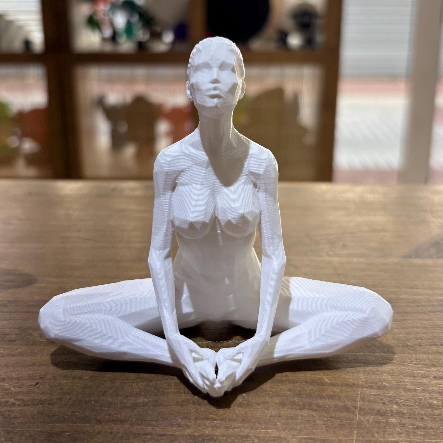 FIGURA FEMENINA MEDITACIÓN ESTILO POLIGONAL