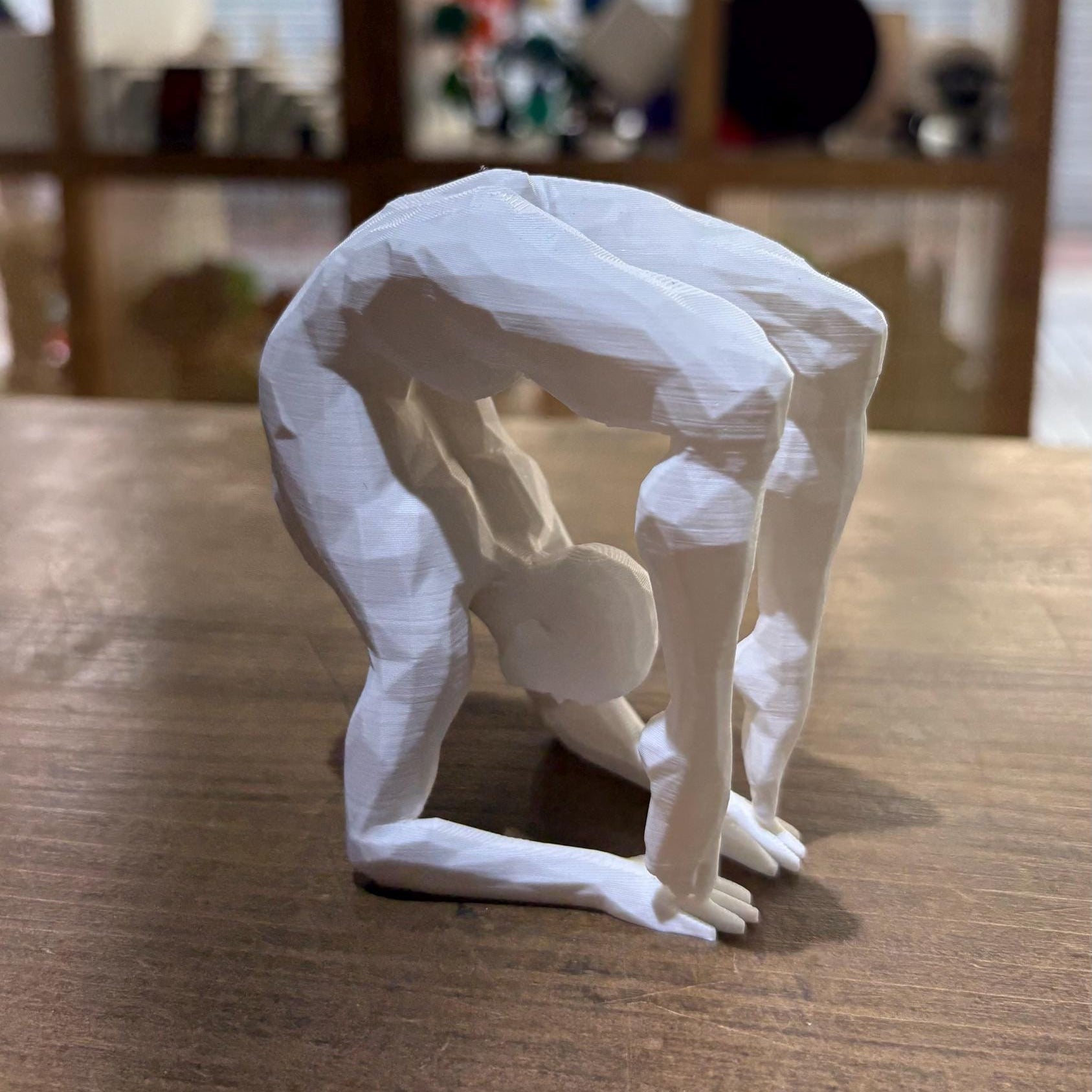 FIGURA MASCULINA YOGA ESTILO POLIGONAL