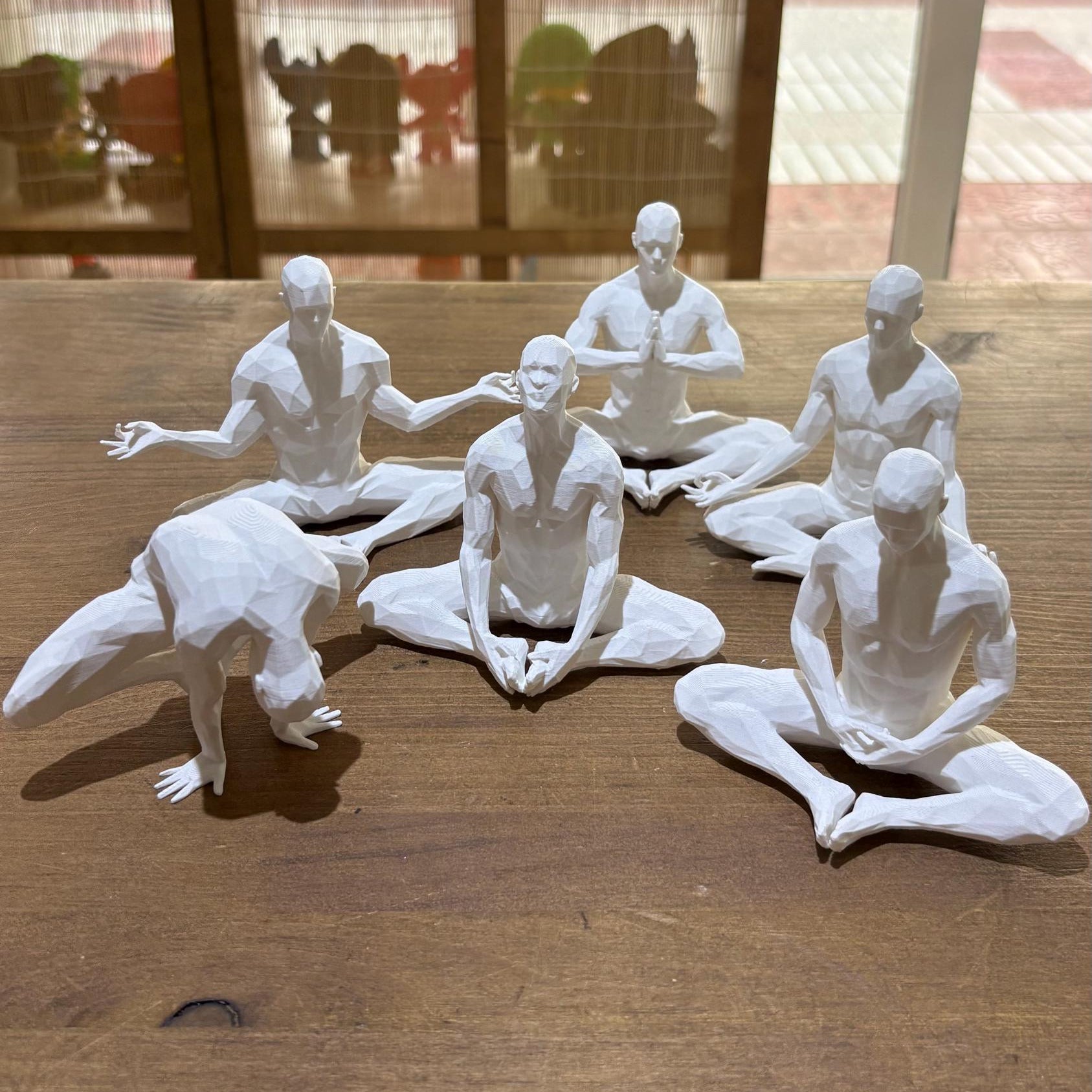 FIGURA MASCULINA MEDITACIÓN ESTILO POLIGONAL