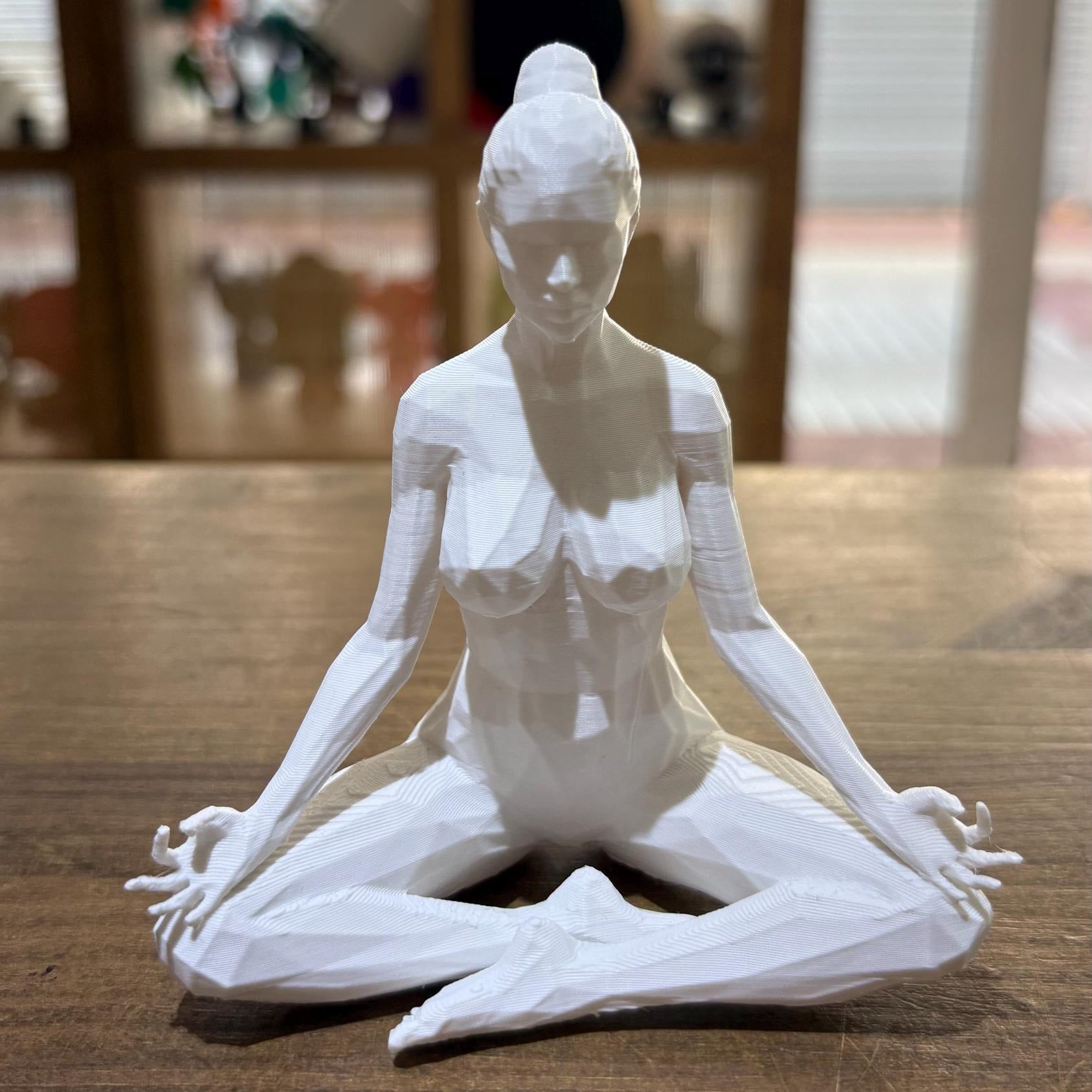 FIGURA FEMENINA MEDITACIÓN ESTILO POLIGONAL