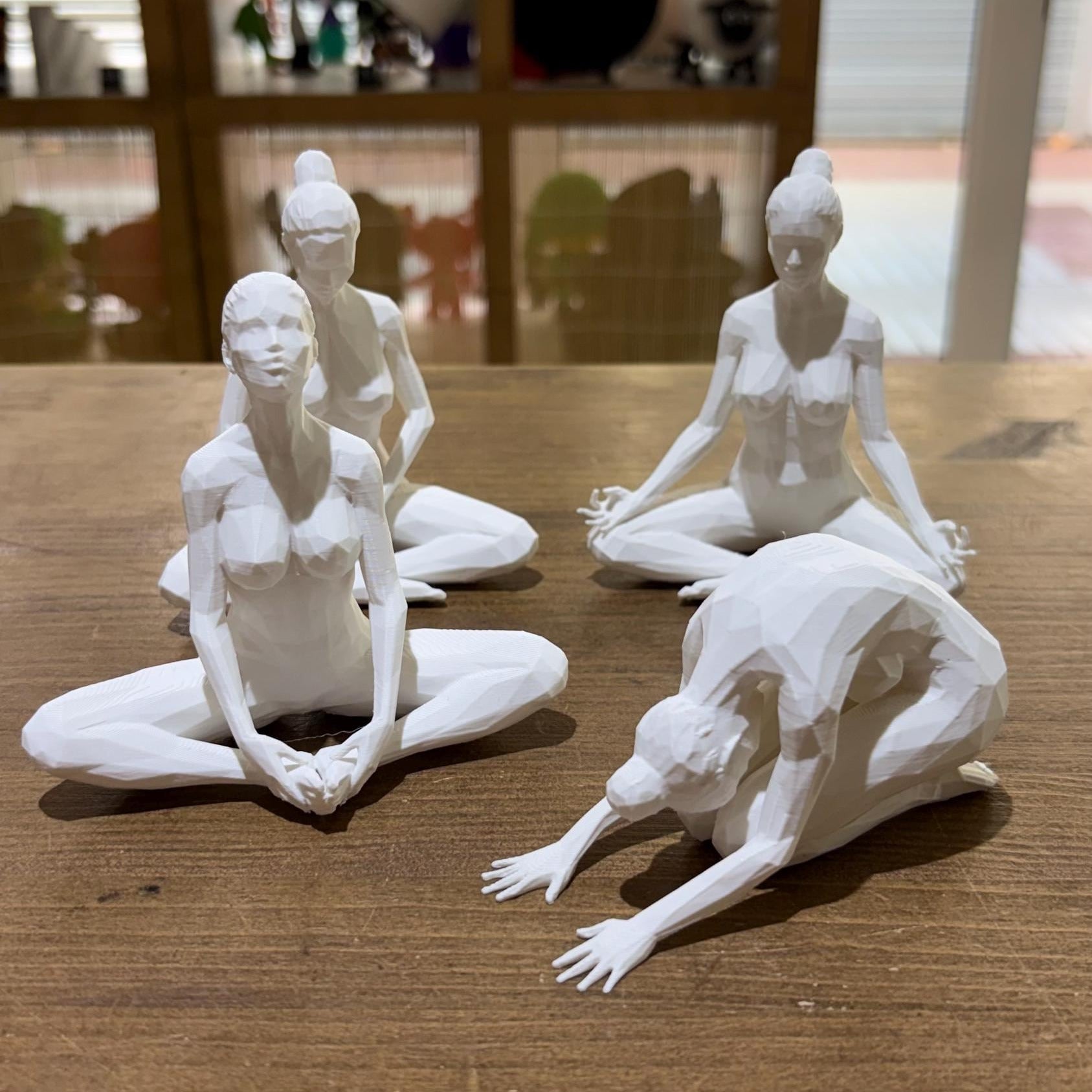 FIGURA FEMENINA MEDITACIÓN ESTILO POLIGONAL