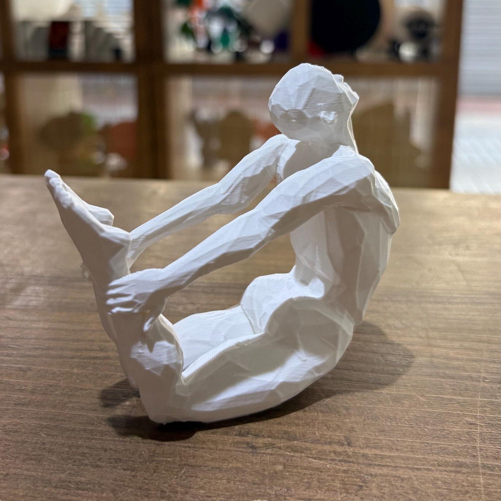 FIGURA MASCULINA YOGA ESTILO POLIGONAL