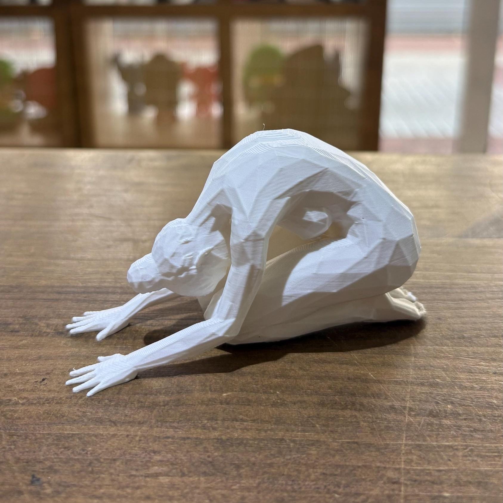 FIGURA FEMENINA MEDITACIÓN ESTILO POLIGONAL