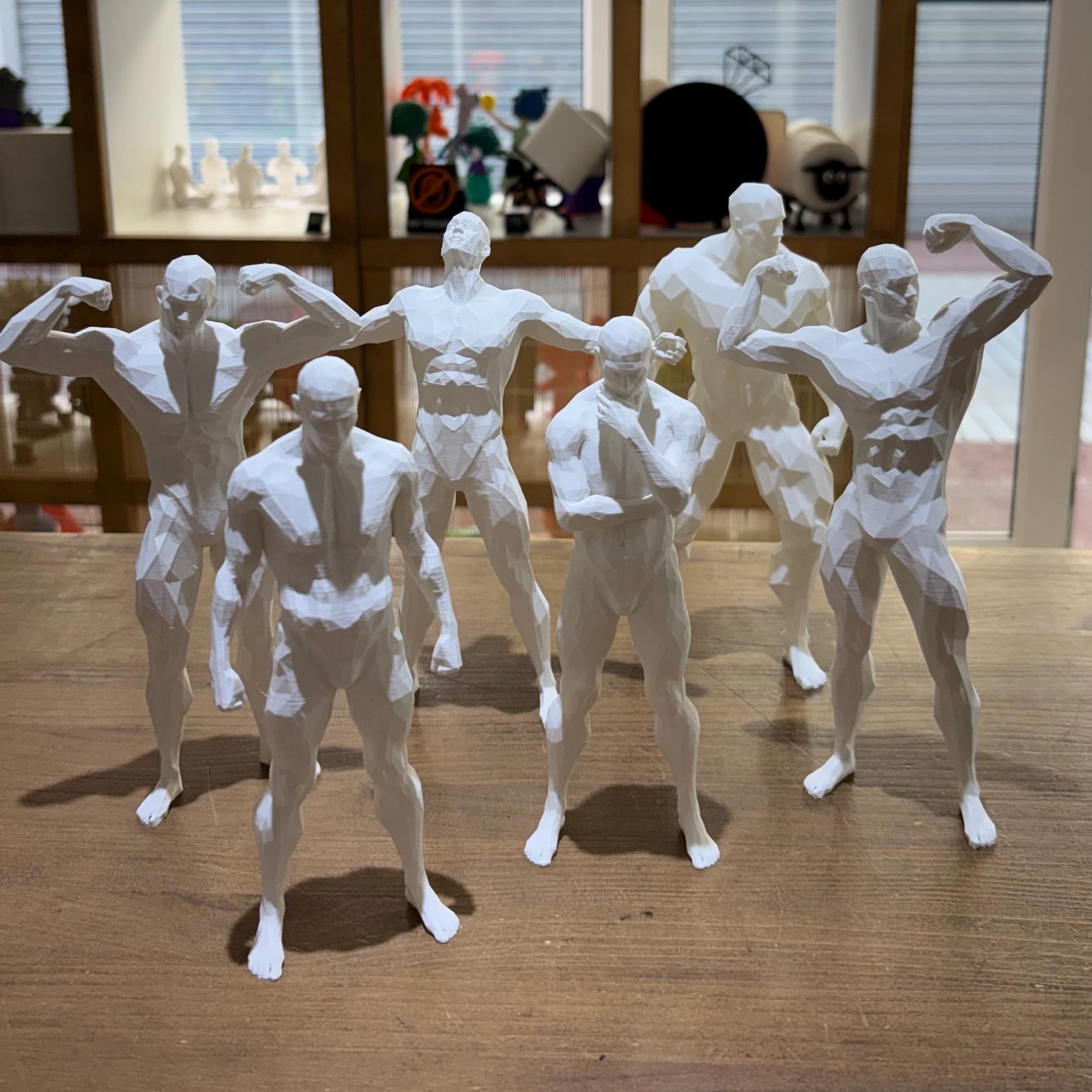 FIGURAS MASCULINAS DE FUERZA ESTILO POLIGONAL