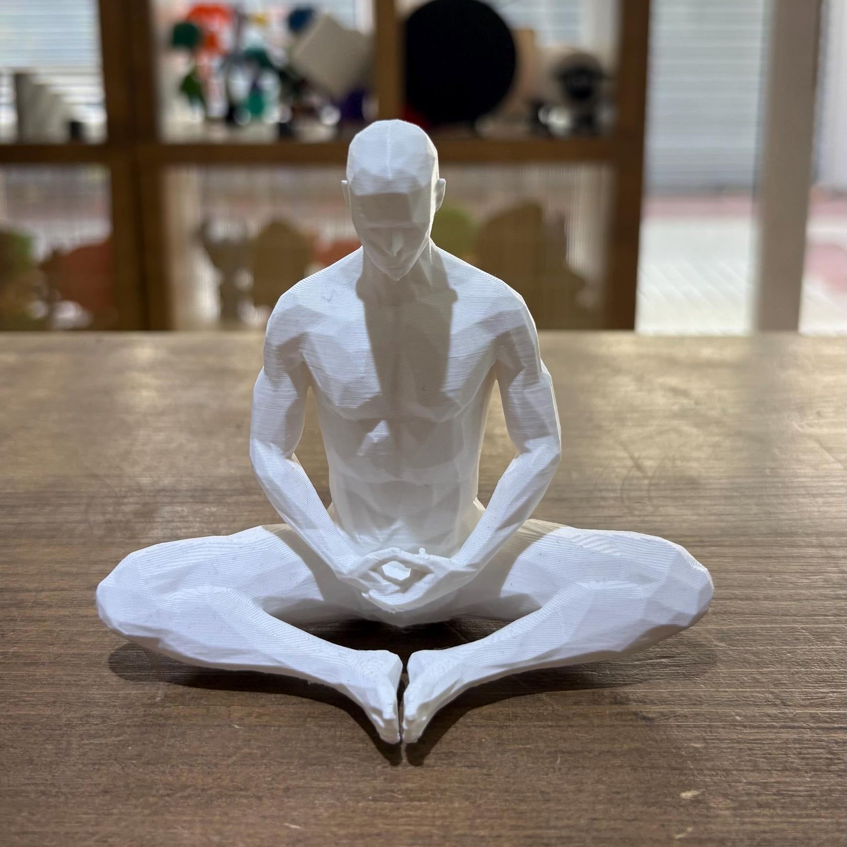 FIGURA MASCULINA MEDITACIÓN ESTILO POLIGONAL