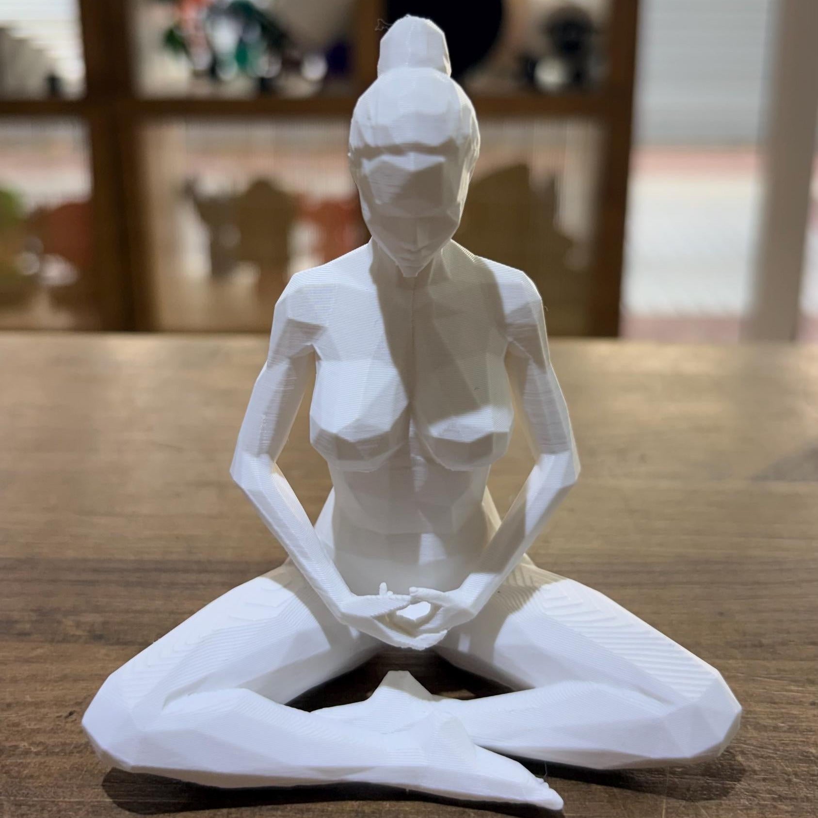 FIGURA FEMENINA MEDITACIÓN ESTILO POLIGONAL