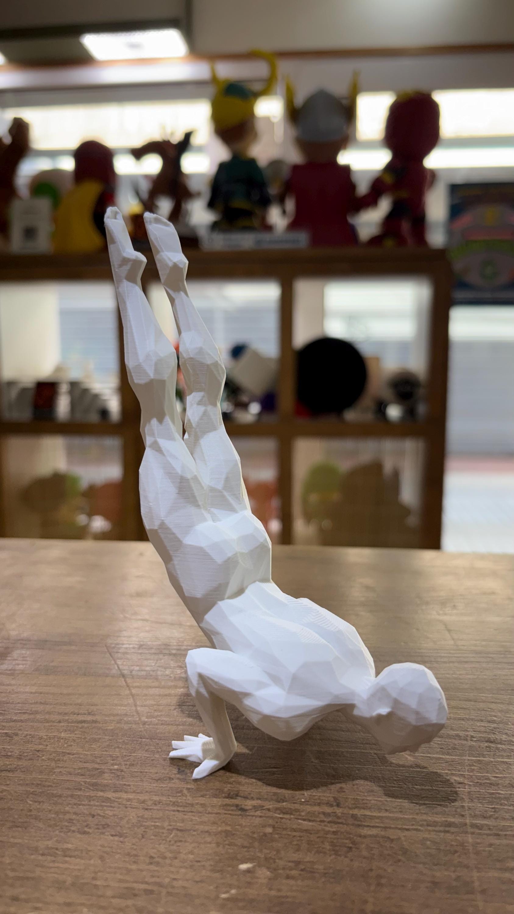 FIGURA MASCULINA YOGA ESTILO POLIGONAL