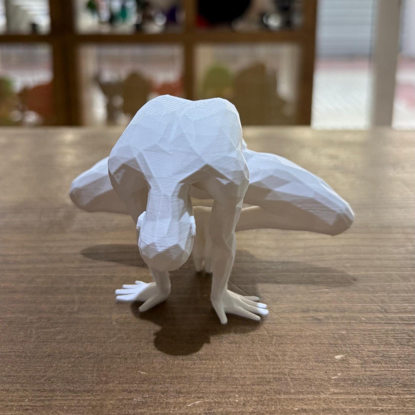 FIGURA MASCULINA MEDITACIÓN ESTILO POLIGONAL