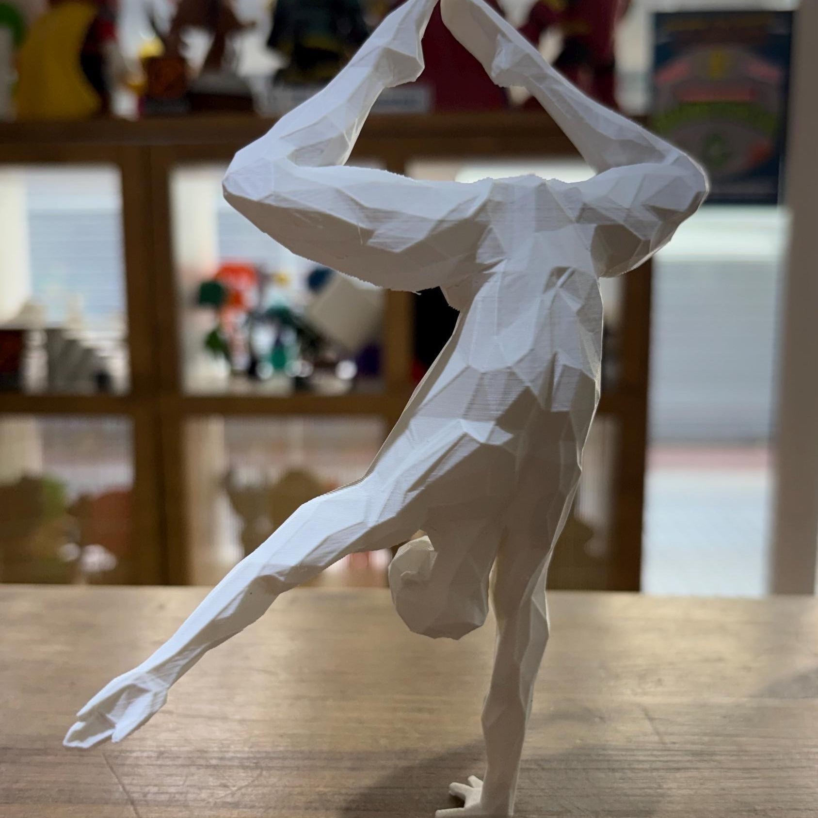 FIGURA MASCULINA YOGA ESTILO POLIGONAL