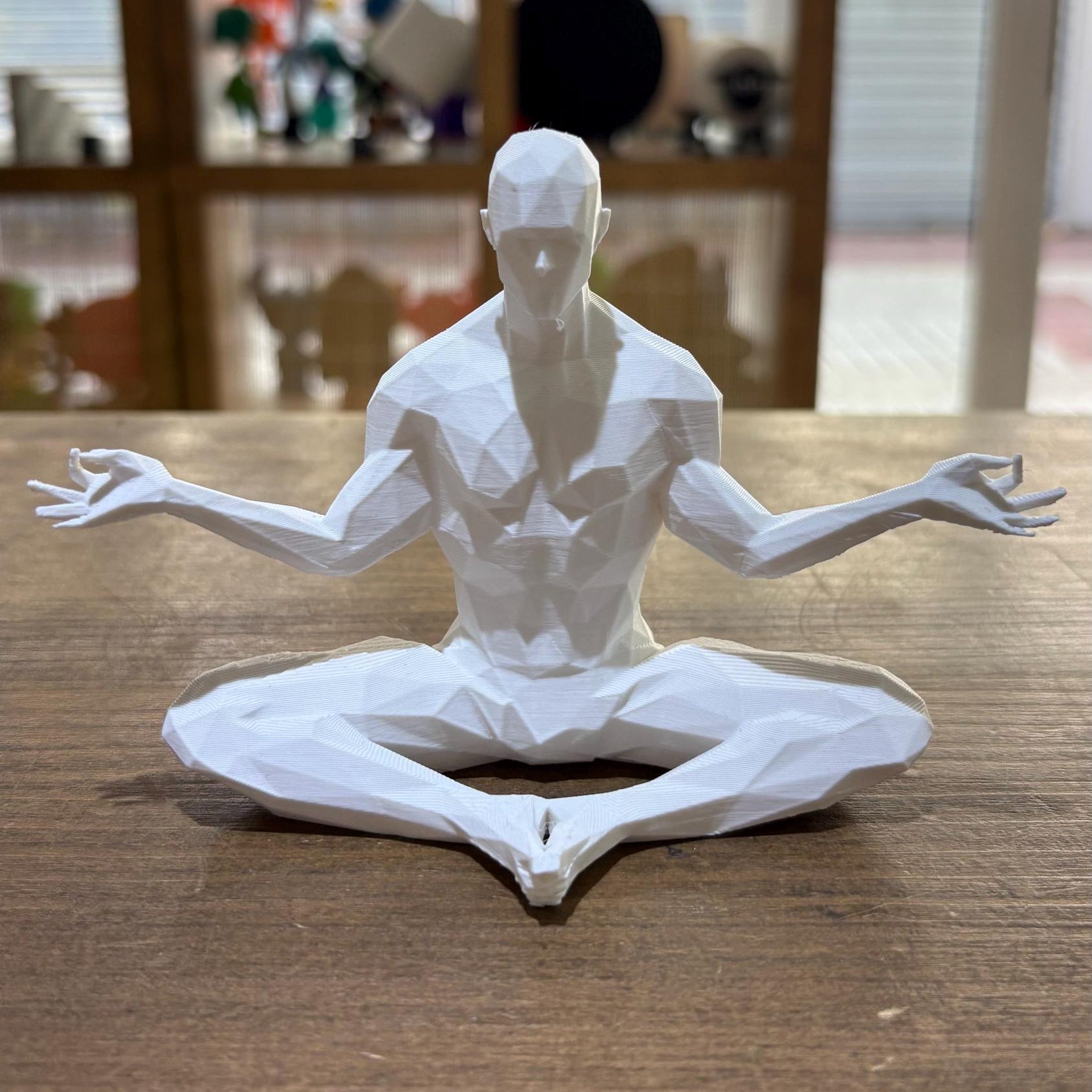 FIGURA MASCULINA MEDITACIÓN ESTILO POLIGONAL