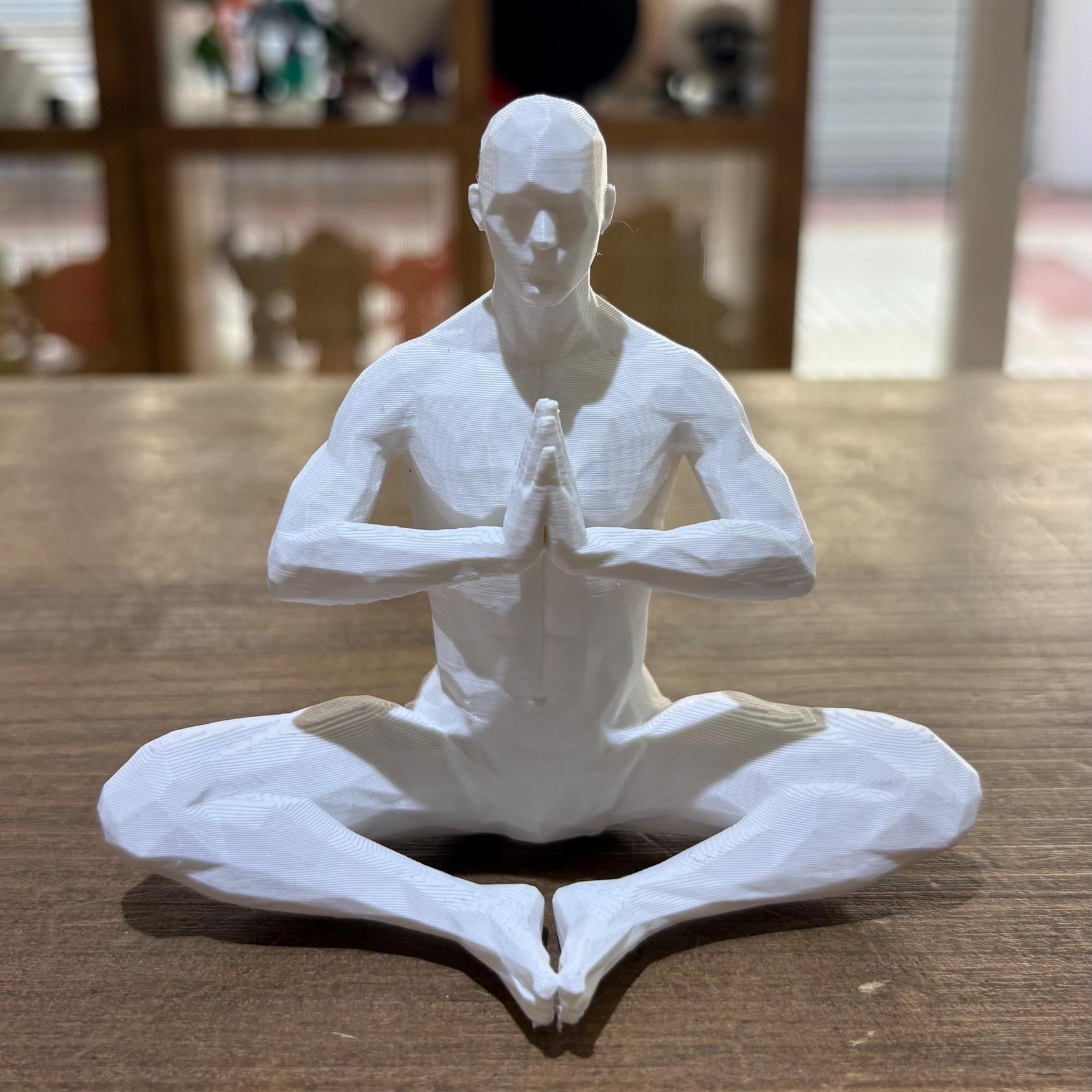 FIGURA MASCULINA MEDITACIÓN ESTILO POLIGONAL