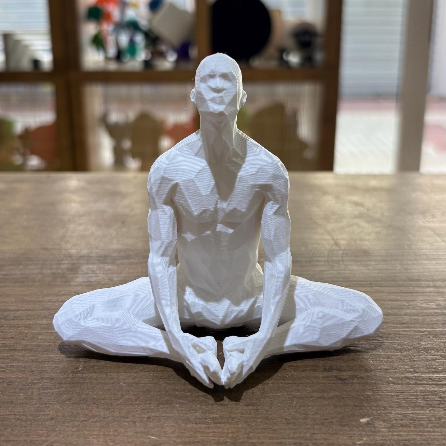 FIGURA MASCULINA MEDITACIÓN ESTILO POLIGONAL