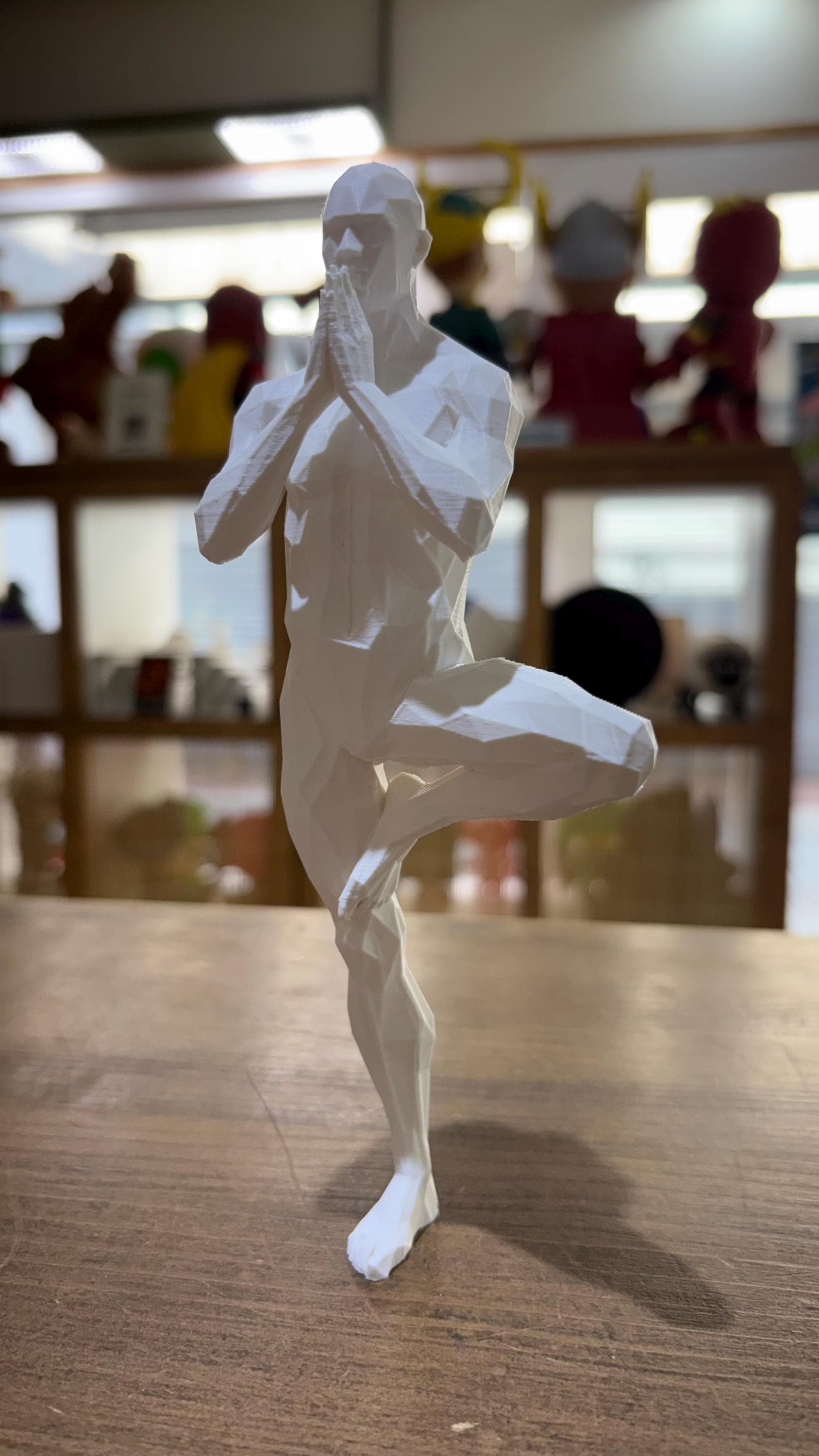 FIGURA MASCULINA YOGA ESTILO POLIGONAL