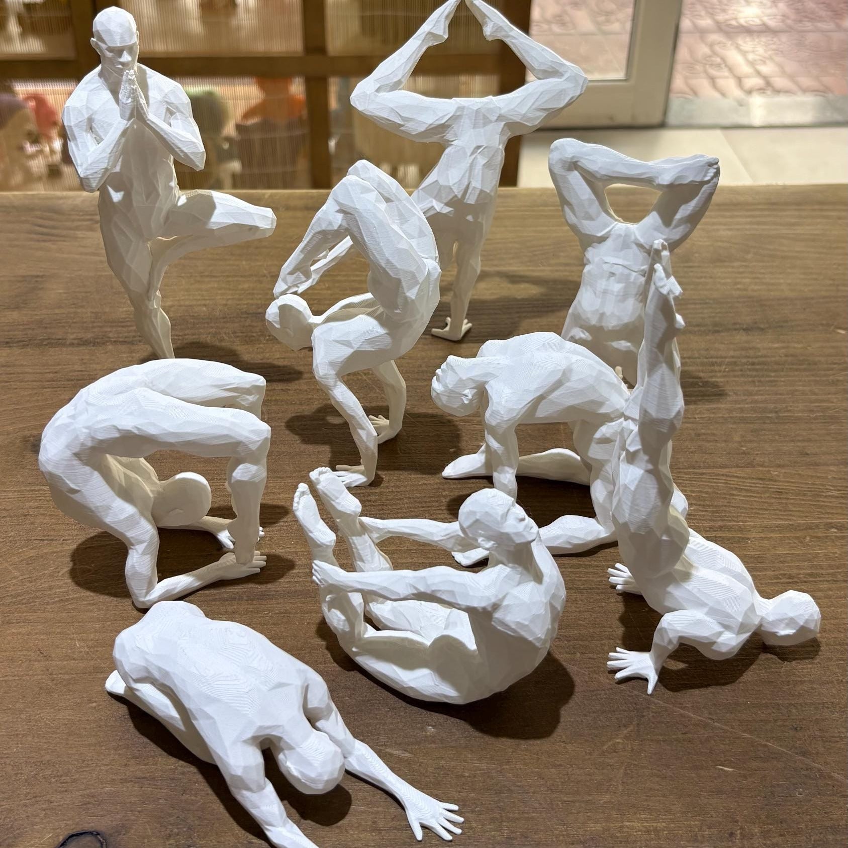 FIGURA MASCULINA YOGA ESTILO POLIGONAL